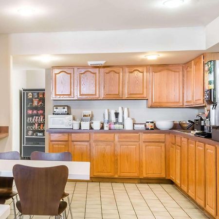 Super 8 By Wyndham Jasper Hotel Екстериор снимка